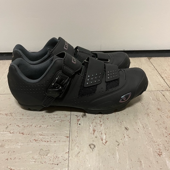 BRAND NEW GIRO CYCLING SHOES WITH CLEATS - Picture 1 of 3